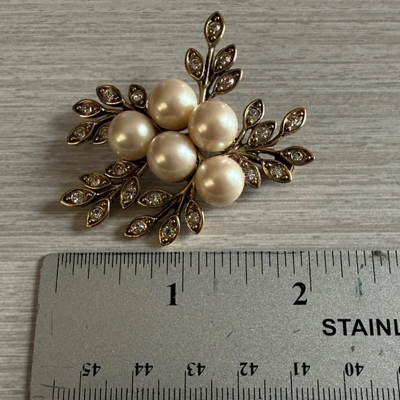 Elegant Pearl and Gold Leaf Monet Brooch - Picture 4 of 6